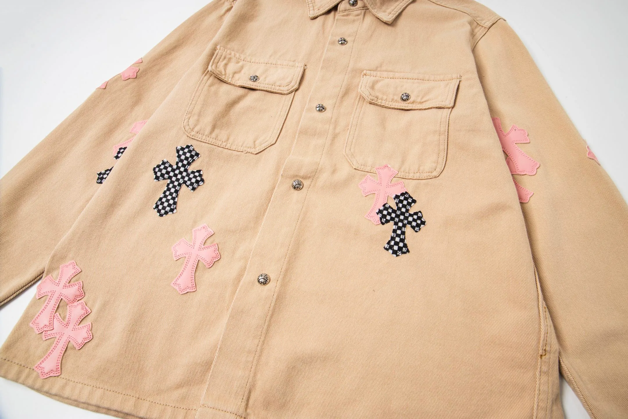 P260 ChromeHearts/Chrome Hearts ch cherry blossom pink checkerboard patchwork leather jacket. If you are obsessed with ChromeHearts, you can check it out. The same style for celebrities. Chrome Hearts is a very representative shirt jacket. The upper body of both men and women is really amazing, and it is the same style as Yu Shuxin and Angelababy! Recommended loose style for girls, super sweet! As soon as you go out, you will turn heads‼ ️This jacket is really eye-catching. Style number: 1717# (same style pants are available) Color: Khaki Size: S M L XL
